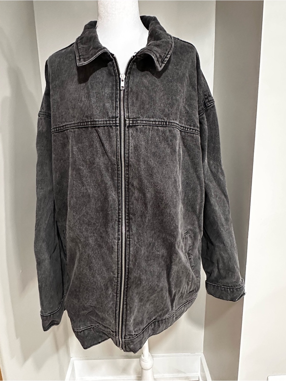 BDG Washed Black Women’s oversized/Men's fit Zip-Front Jacket. Size L.
